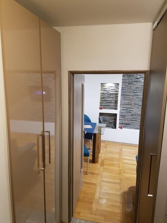 Woodstone Apartment 플로이에슈티 외부 사진