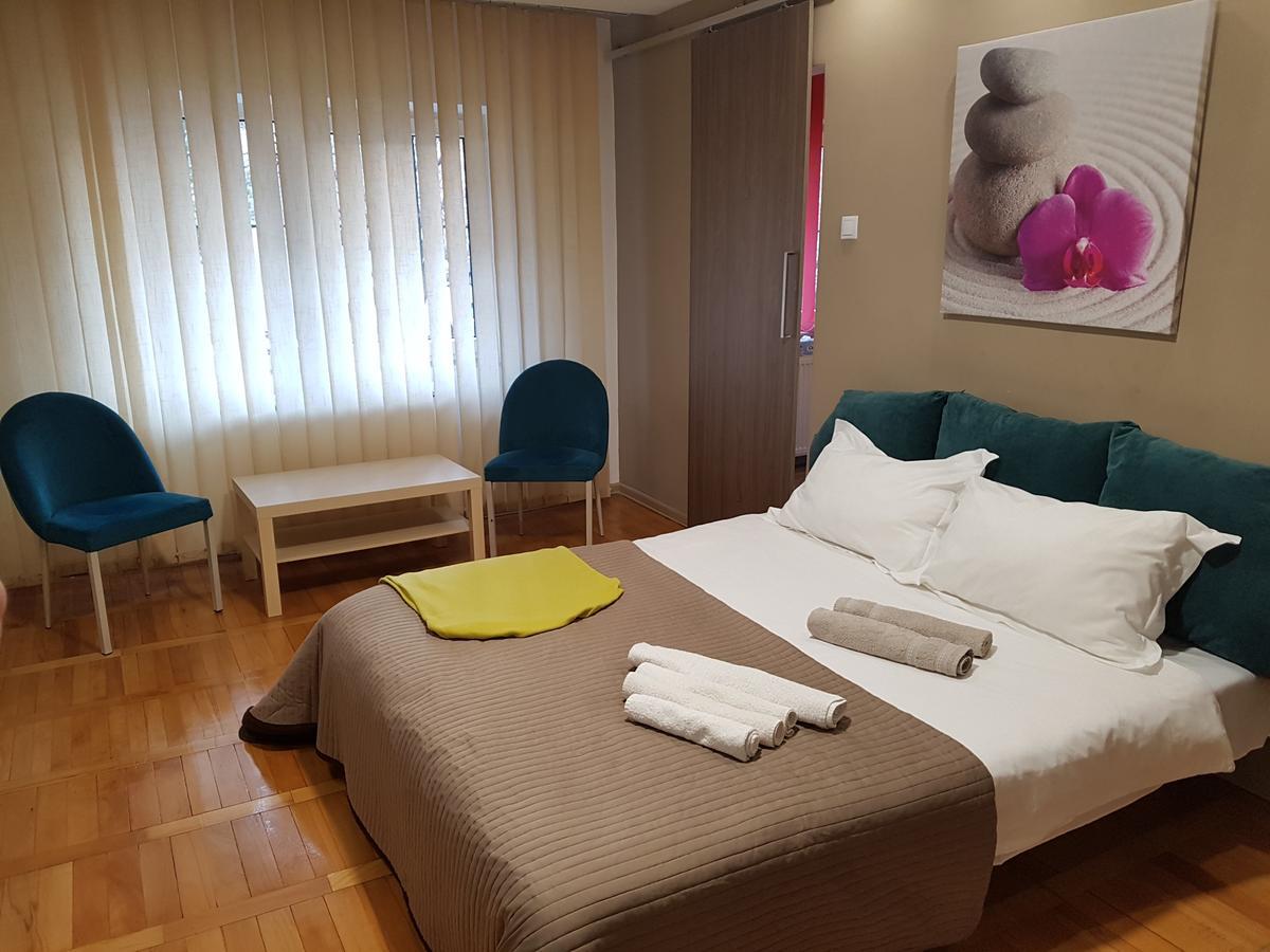 Woodstone Apartment 플로이에슈티 외부 사진